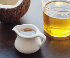 Olej MCT – co to jest, czy jest zdrowy i jak go stosować? Ten tłuszcz działa inaczej niż wszystkie