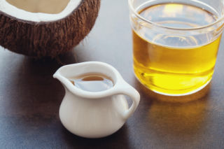 Olej MCT – co to jest, czy jest zdrowy i jak go stosować? Ten tłuszcz działa inaczej niż wszystkie