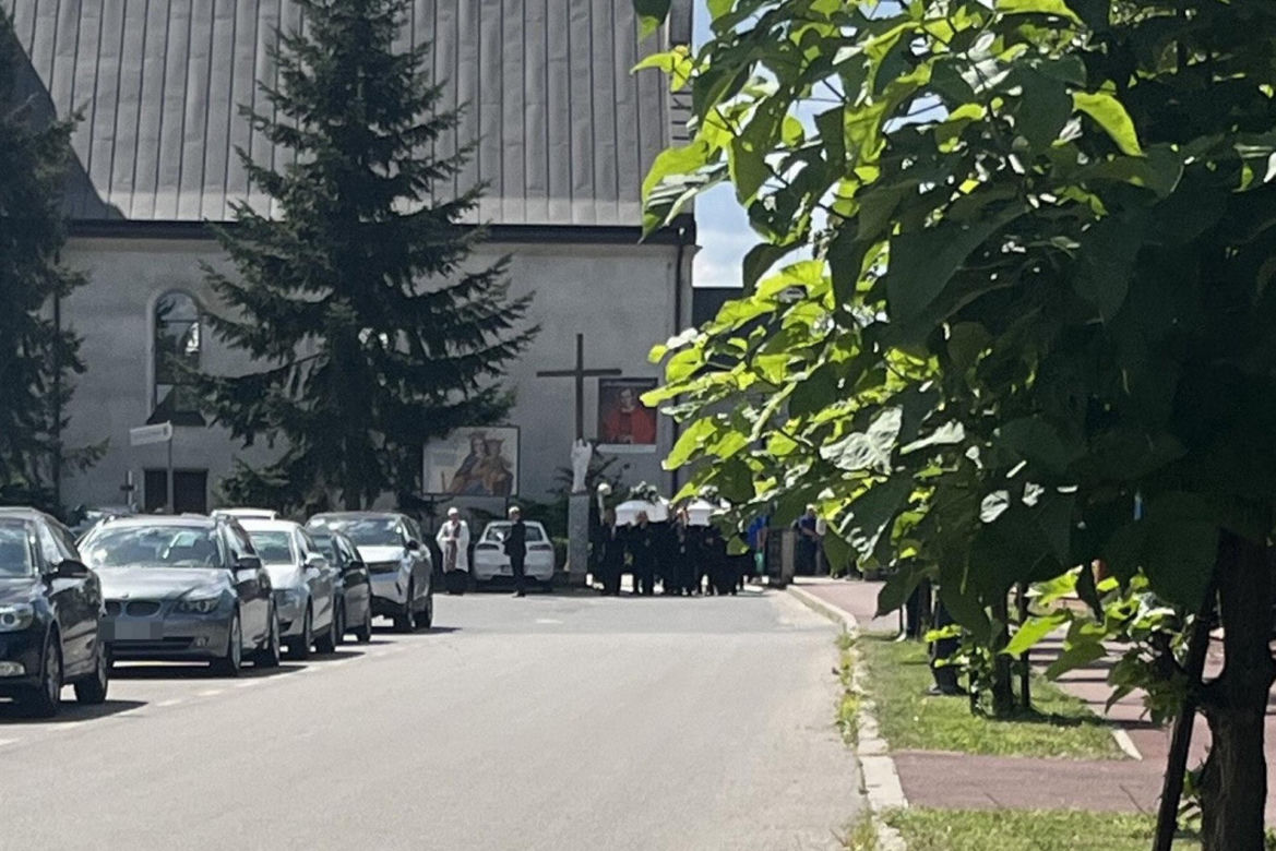  Pogrzeb rodzeństwa w Tuszowie Narodowym. Dominika i Grzegorz zginęli w wypadku. Trafili na pijanego kierowcę lawety