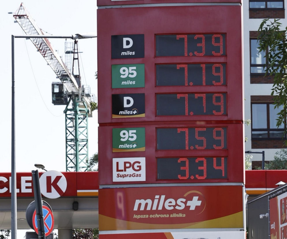 Pylon stacji paliw Circle K z cenami powyżej 7 złotych. O wzroście inflacji przez ceny paliw pisze SE Superbiz.