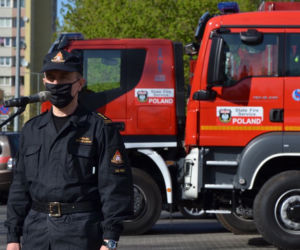 Polscy strażacy wywożą maseczki na wschód
