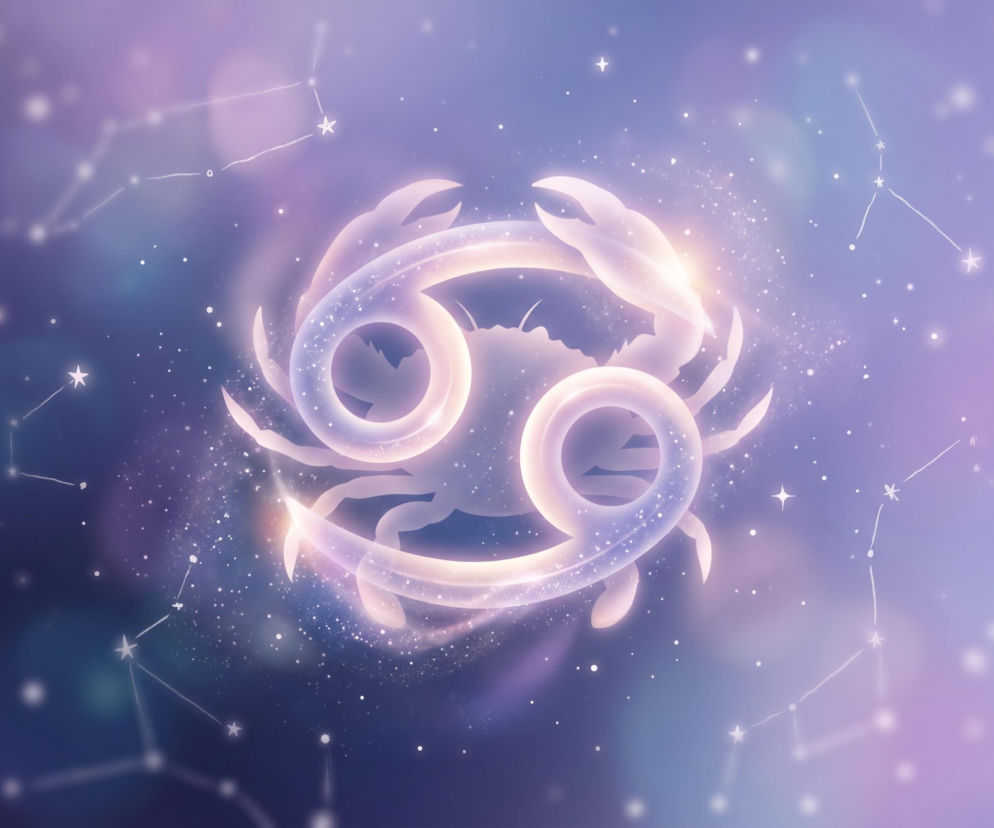 Świecący symbol zodiakalnego Raka na tle gwieździstego nieba. O horoskopie dziennym dla Raka przeczytasz w serwisie Eska.