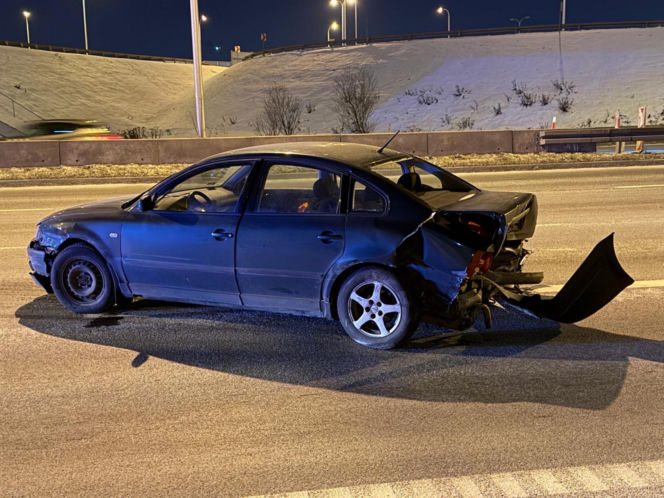 Cztery auta rozbite, sprawca zwiał. W akcji psy tropiące