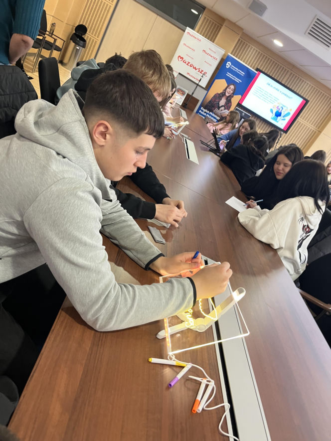 Cyfrowe Lustro Tożsamości