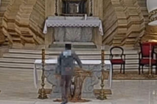 Opluł ołtarz i rzucił krzyżem. Szokujące sceny w kościele