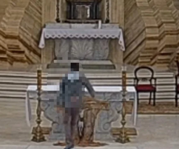 Opluł ołtarz i rzucił krzyżem. Szokujące sceny w kościele