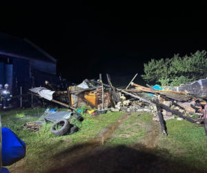Groźny pożar budynku w Teklimyśli. Tuż przy nim była stodoła ze słomą