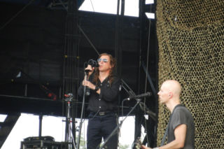 Muzyk rockowy  usunął sobie żebra, by robić... autofellatio?! On sam odniósł się do plotki