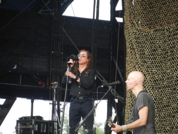 Muzyk rockowy  usunął sobie żebra, by robić... autofellatio?! On sam odniósł się do plotki