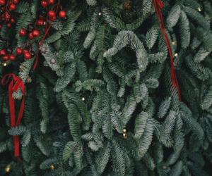 Sztuczne jagody i kokardy z wąskiej wstążki