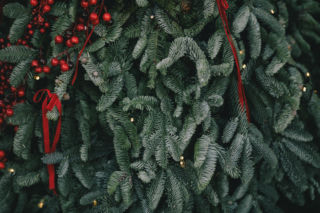 Nowy świąteczny hit! Tak dekoruje się choinki w tym roku. Kokardy odchodzą do lamusa