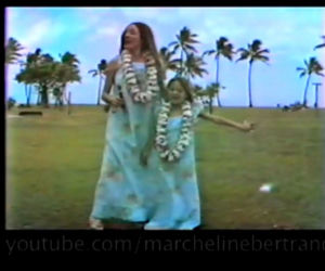 Angelina Jolie z mamą na plaży (1981 r.) 