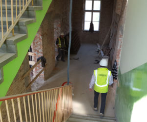 Mury pną się do góry. Na placu budowy nowej siedziby biblioteki praca wre
