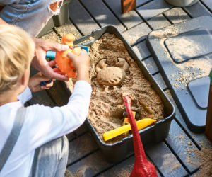 Kącik wakacyjny w ogrodzie. Plaża w miniaturze