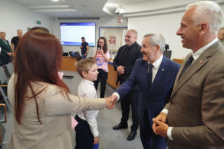 Podczas lipcowej sesji rady miasta władze Siedlec i radni złożyli oficjalne gratulacje 10-letniemu Kubie Lewczukowi – młodemu i bardzo utalentowanemu szachiście, tegorocznemu Mistrzowi Polski w szachach klasycznych, pochodzącemu z Siedlec.