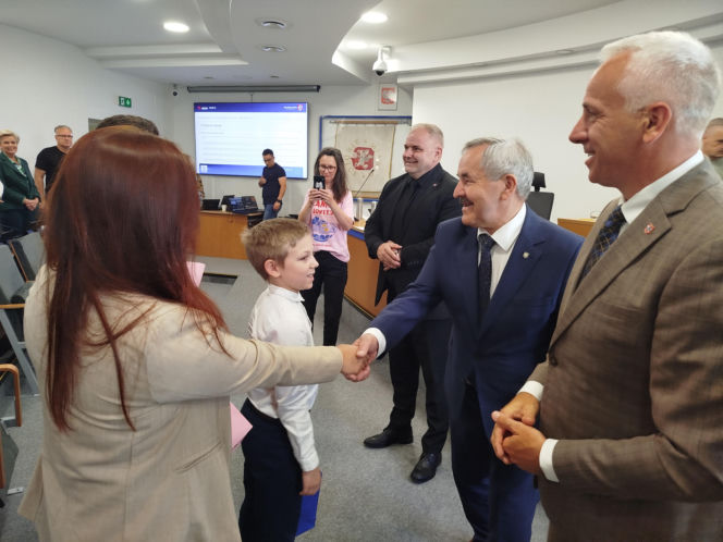 Podczas lipcowej sesji rady miasta władze Siedlec i radni złożyli oficjalne gratulacje 10-letniemu Kubie Lewczukowi – młodemu i bardzo utalentowanemu szachiście, tegorocznemu Mistrzowi Polski w szachach klasycznych, pochodzącemu z Siedlec.