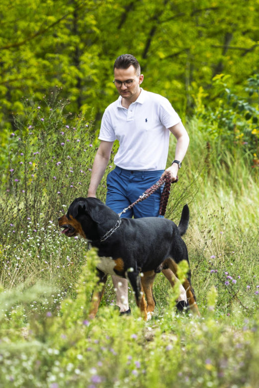 Poseł kąpał się z psem
