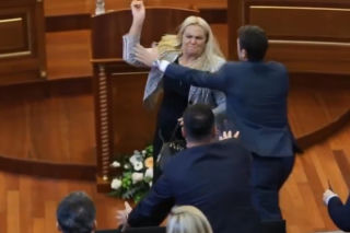 Posłanka obrzuciła premiera jajkami! Wideo hitem sieci