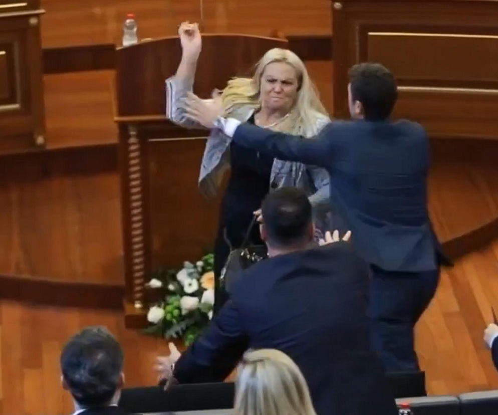 Awantura w parlamencie Kosowa. Posłanka Time Kadrijaj rzuca jajkami w stronę premiera. O sprawie przeczytasz na SE.