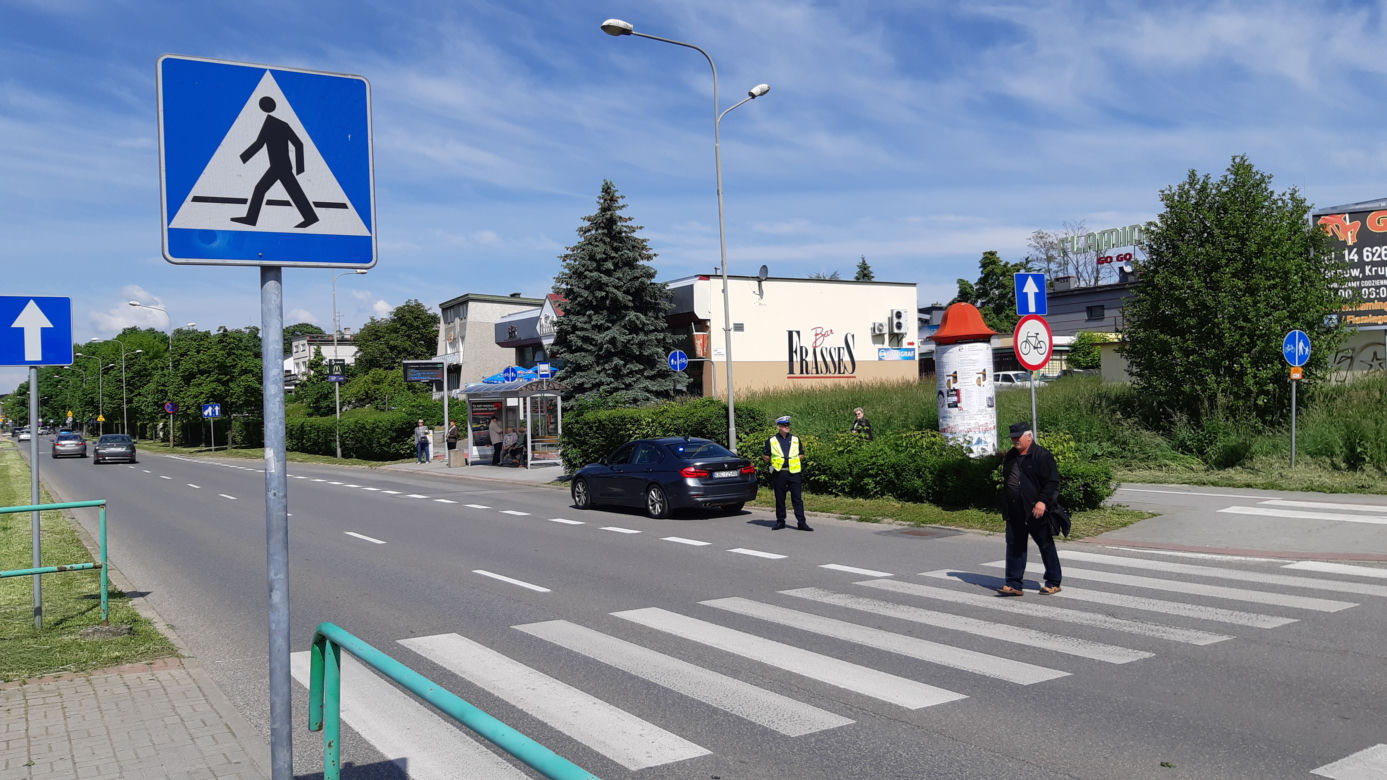 Mandat za używanie komórki na pasach. Akcja tarnowskiej policji. Zobacz zdjęcia!