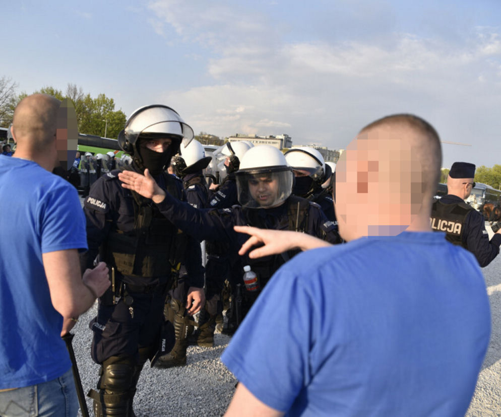  Bitwa kiboli z policją pod Stadionem Narodowym. Pałki, gaz i granaty hukowe. Kilkanaście osób zatrzymanych