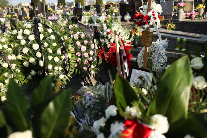 Tak wygląda grób Łukasza Litewki. Zalało go morze kwiatów