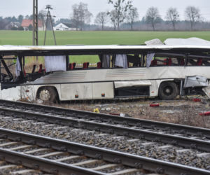 Kierowca autobusu zginał na torach, zamknięty w śmiertelnej pułapce