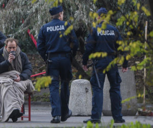 Borys Szyc  jak lump na ławce