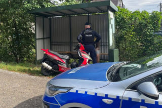 Ledwo trzymał się na motorowerze. 32-latek zasnął na oczach żołnierza