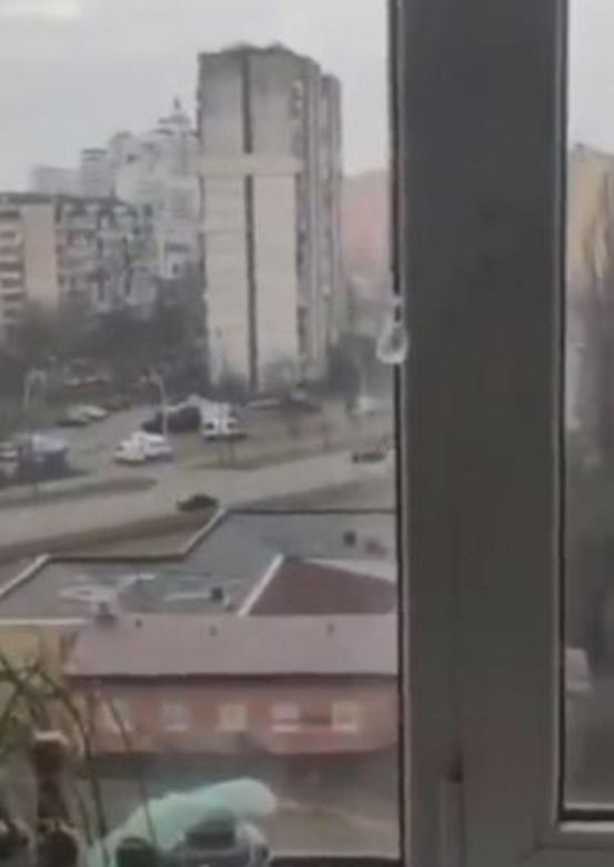Ukraina. Rosyjskie pojazdy pancerne zmiażdżyły cywilny samochód. Kierowca ocalał! 