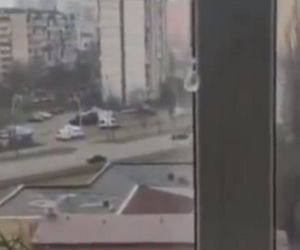 Ukraina. Rosyjskie pojazdy pancerne zmiażdżyły cywilny samochód. Kierowca ocalał! 