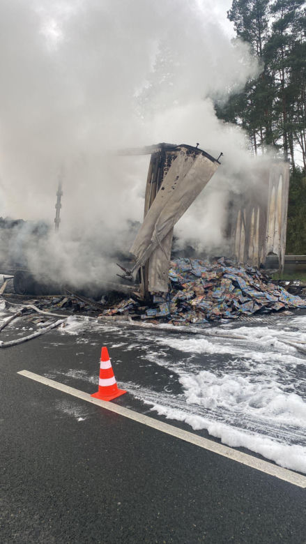 Duże straty po pożarze naczepy na S5 koło Leszna i długi paraliż drogi