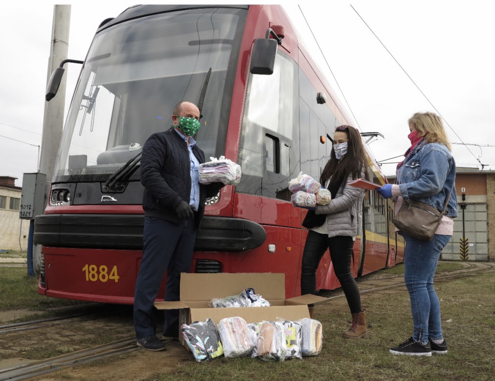 Łodzianie walczą z zarazą! 1000 maseczek dla kierowców MPK