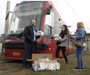 Łodzianie walczą z zarazą! 1000 maseczek dla kierowców MPK