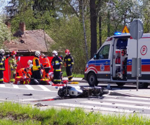 Wypadek w Nowych Żukowicach. Motocyklista ciężko ranny po zderzeniu z samochodem