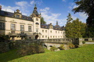 Największy zamek w Polsce w całości zaadaptowany na hotel był ruiną. Rycerska warownia z cmentarzem dla koni