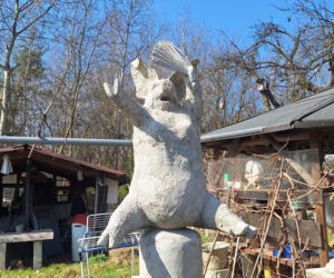 Surrealistyczne rzeźby zdobią ogród. Budzą niepokój i ciekawość