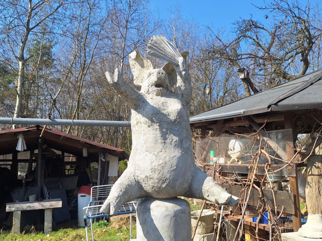 Surrealistyczne rzeźby zdobią ogród. Budzą niepokój i ciekawość