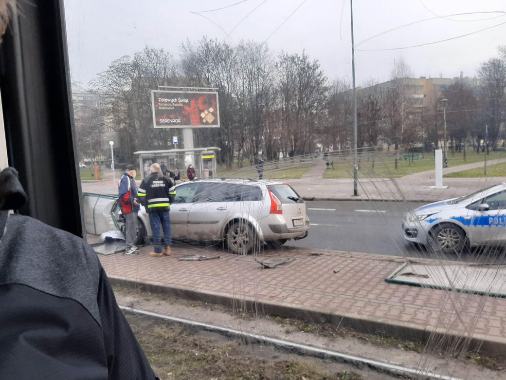 Kraków: kierowca wjechał w przystanek