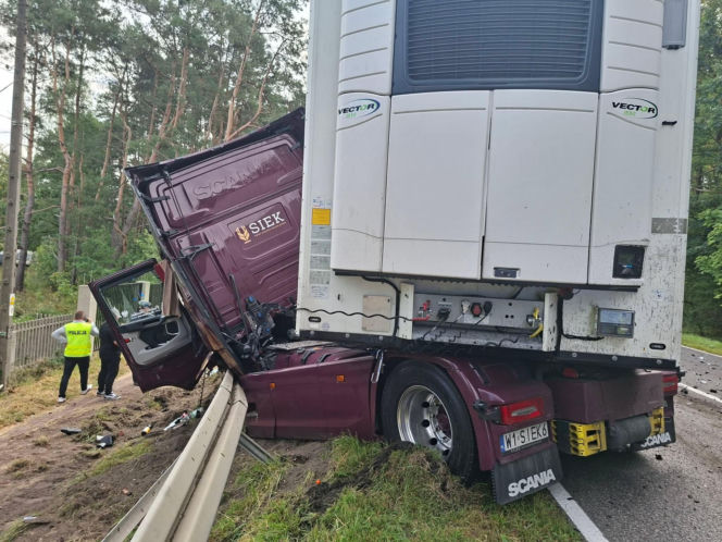 Śmiertelny wypadek w Stykowie na DK 42. Na miejscu zginął 23 letni mężczyzna
