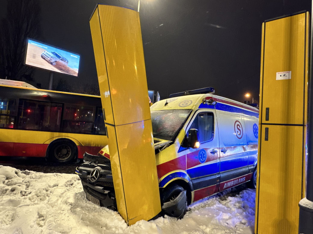Karetka huknęła w autobus, a później w fotoradar. Dwie osoby w szpitalu, w tym dziecko