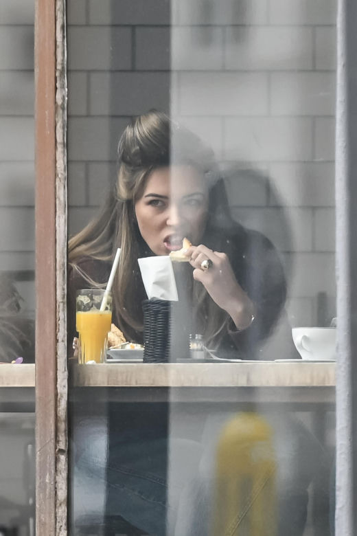 Sandra Kubicka w wałku na głowie