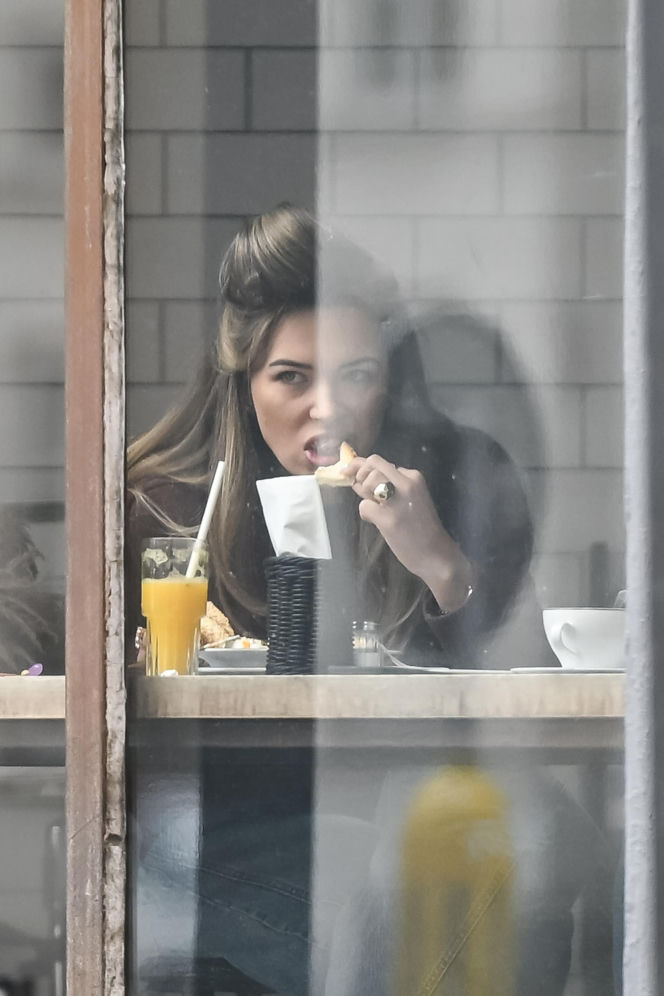 Sandra Kubicka w wałku na głowie