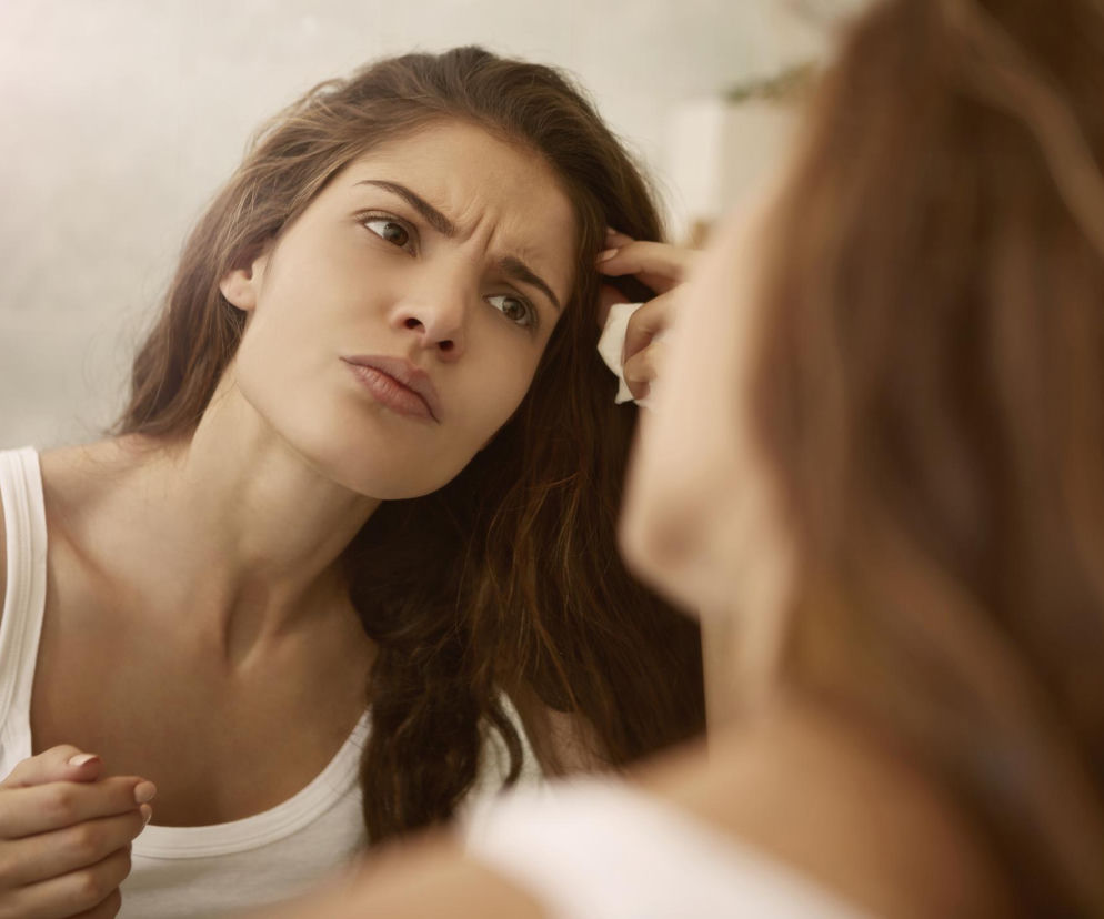 Myjesz włosy rano, a po południu są już tłuste? Jeden krok w pielęgnacji zmienia wszystko