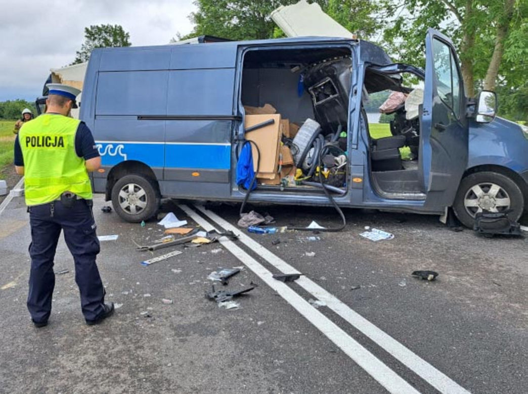 Śmiertelny wypadek pod Bytowem! 40-latek miał wykonać zabroniony manewr i zginął w rozbitym renaulcie [ZDJĘCIA]