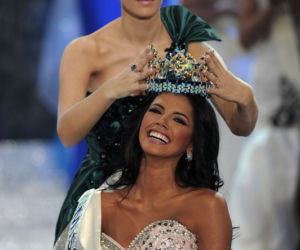 Miss World 2011. Miss Wenezueli Ivian Lunasol Sarcos Colmenares i Miss World 2010 Alexandria Mills z USA 