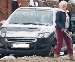 Katarzyna Figura sama odśnieża samochód