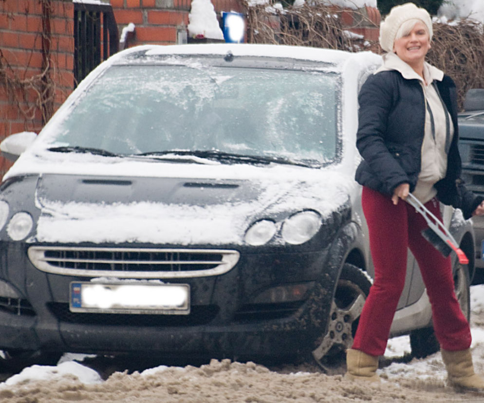 Katarzyna Figura sama odśnieża samochód
