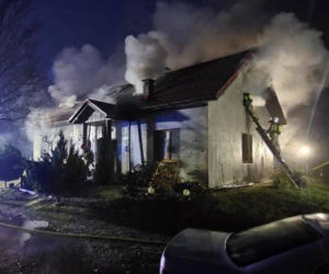 Ogień pojawił się o świcie. Rodzina straciła wszystko. Nie mają dokąd wrócić