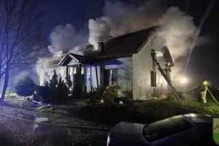 Ogień pojawił się o świcie. Rodzina straciła wszystko. Nie mają dokąd wrócić